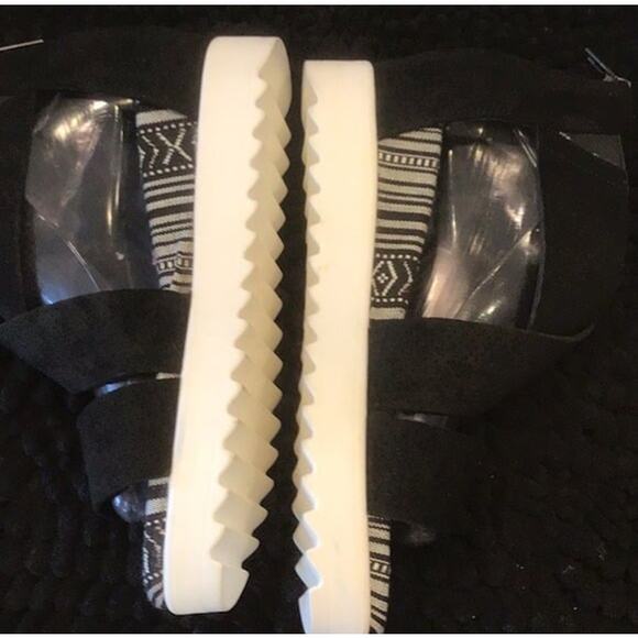 Very G Allie Platform Gladiator Sandals size 9.5 or 10, Black and White - Picture 6 of 9